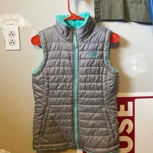 Northface girls 14/16 vest